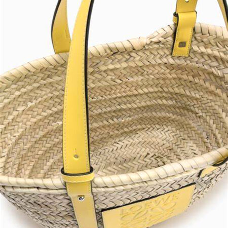Basket bag in palm leaf and leather